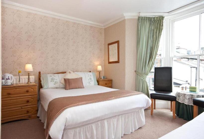 디럭스 룸, Leonards Field House