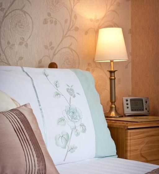 디럭스 룸, Leonards Field House