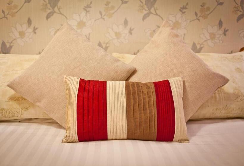 스탠다드 룸, Leonards Field House