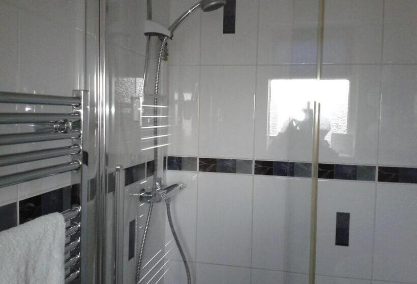 غرفة قياسية مطلّة علي البحر, The Burleigh