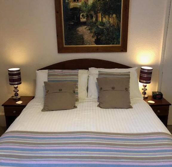 غرفة قياسية بالطابق الأرضى, The Burleigh