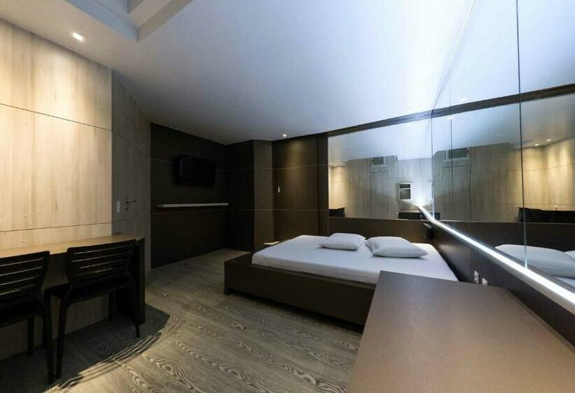 带按摩浴盆的套房, Snob Motel