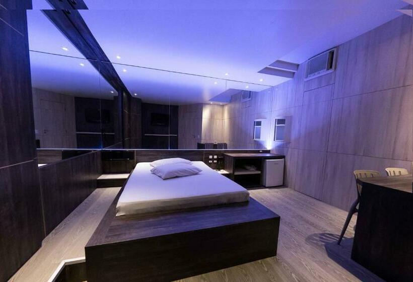 带按摩浴盆的套房, Snob Motel