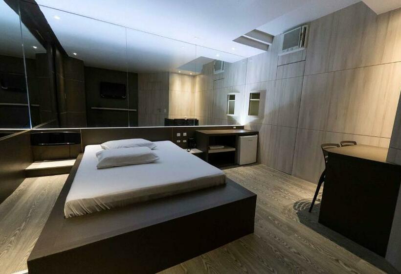 자쿠지 스위트, Snob Motel