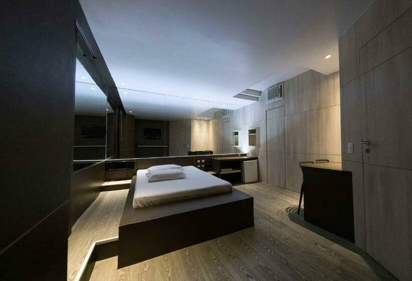 带按摩浴盆的套房, Snob Motel