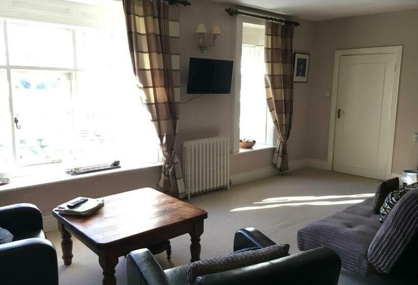 Номер Стандарт, The Clytha Arms