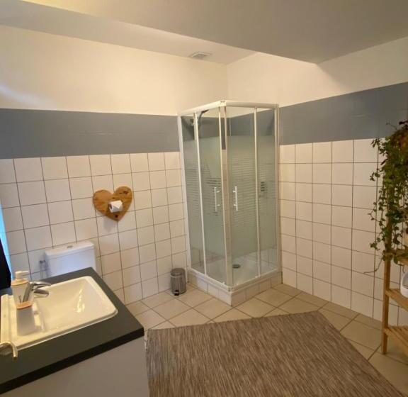 חדר משפחתי, Auberge La Cascade