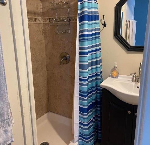 经济房, Awakenings Inn