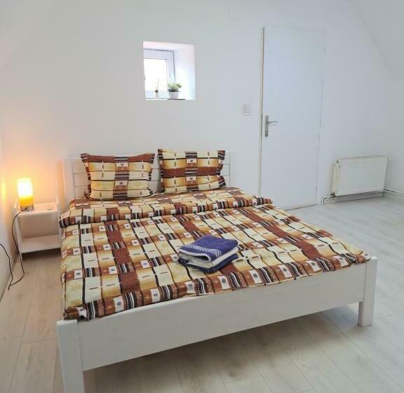 اتاق لوکس سه تخته, Casa Merisor