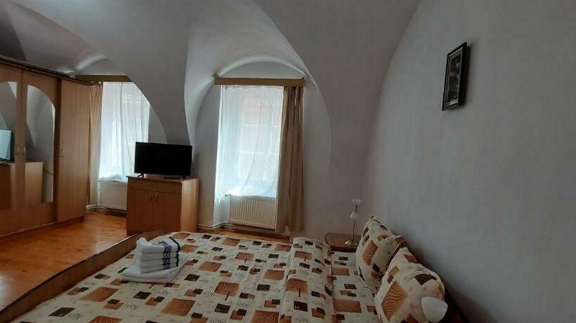 اتاق لوکس سه تخته, Casa Merisor