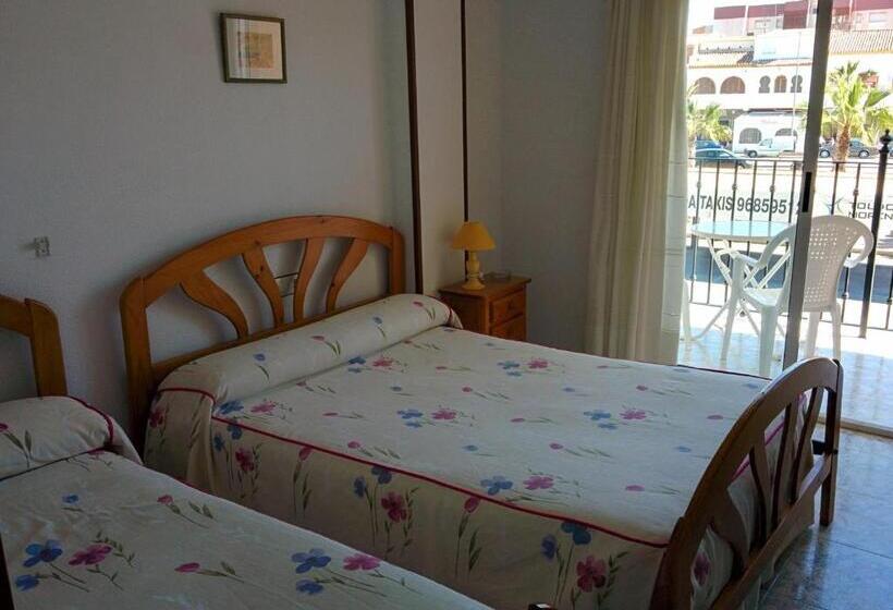 اتاق استاندارد سه نفره, Pensión Egea Ii