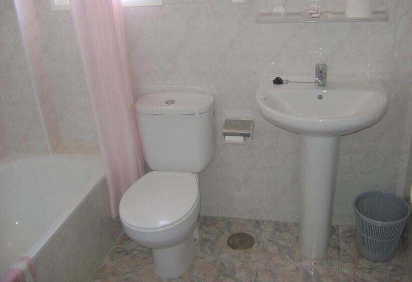 اتاق استاندارد سه نفره, Pensión Egea Ii