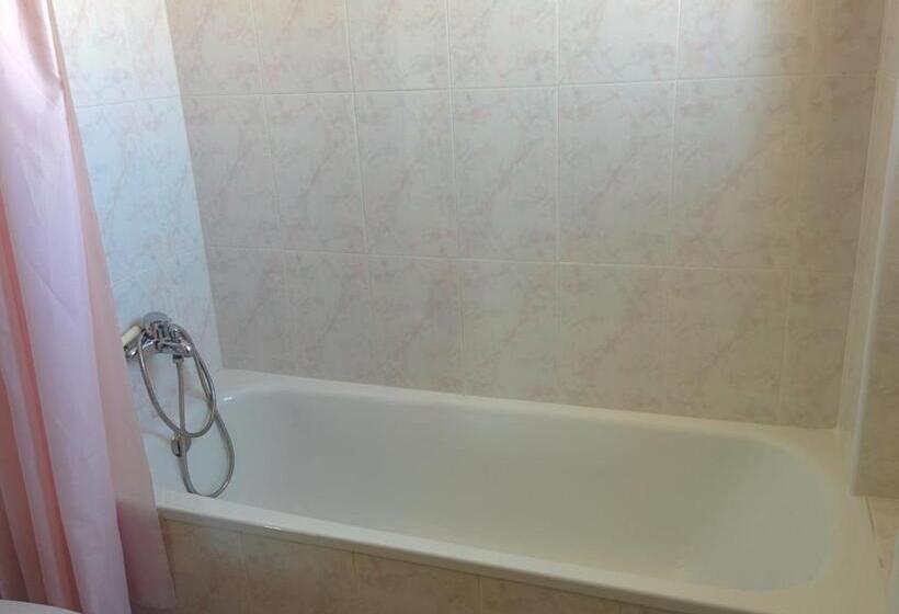 اتاق استاندارد سه نفره, Pensión Egea Ii