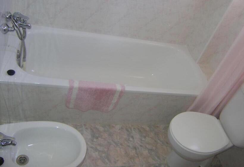 اتاق استاندارد سه نفره, Pensión Egea Ii