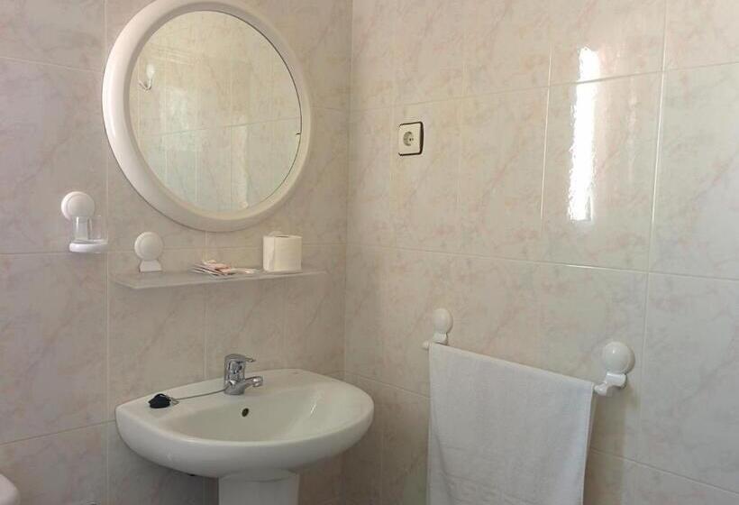 اتاق استاندارد سه نفره, Pensión Egea Ii