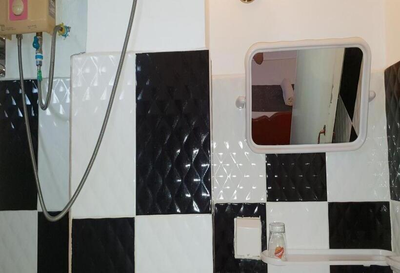 اتاق استاندارد سه نفره, Smiley's Guesthouse