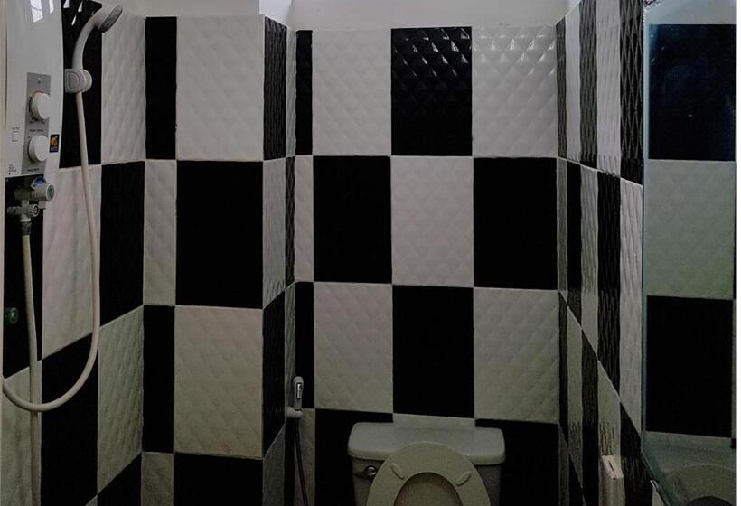 اتاق استاندارد سه نفره, Smiley's Guesthouse