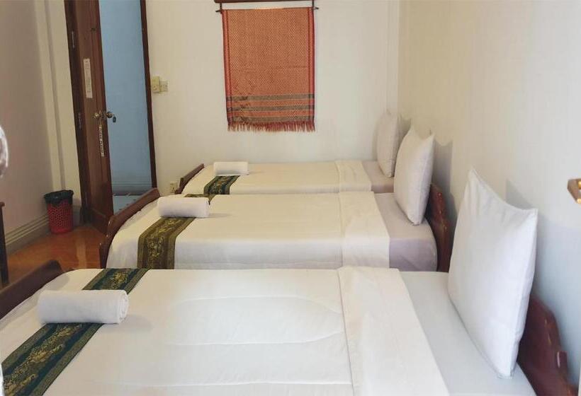 اتاق استاندارد سه نفره, Smiley's Guesthouse