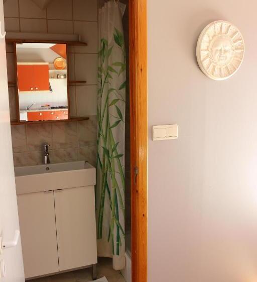 اتاق استاندارد سه نفره, Brussels Bnb