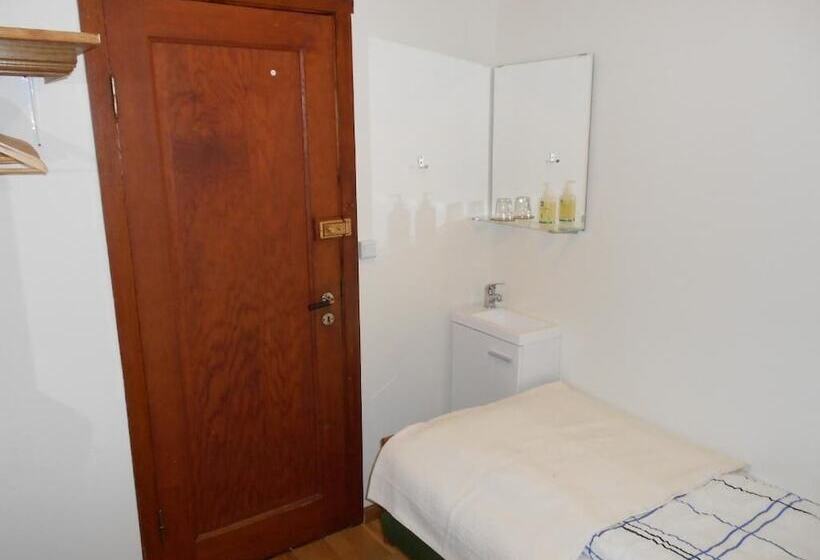 اتاق استاندارد یک تخته با سرویس بهداشتی مشترک, Nes Guesthouse