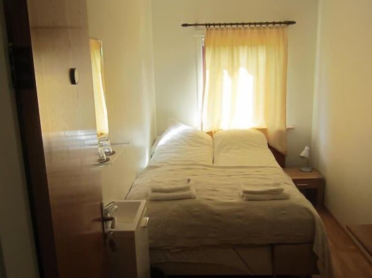 اتاق استاندارد با سرویس بهداشتی مشترک, Nes Guesthouse