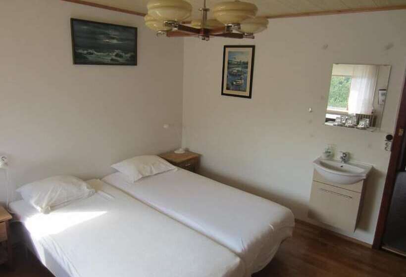 اتاق استاندارد با سرویس بهداشتی مشترک, Nes Guesthouse