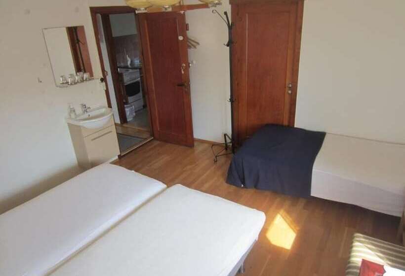 اتاق خانوادگی با سرویس بهداشتی مشترک, Nes Guesthouse