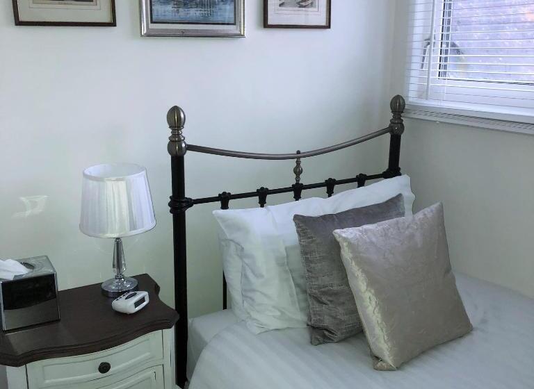 חדר יחיד בסיסי, Trefoil Guest House