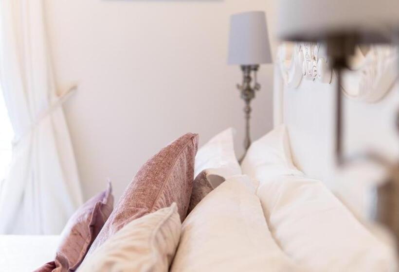 Номер Deluxe Кровать Кинг, Trefoil Guest House