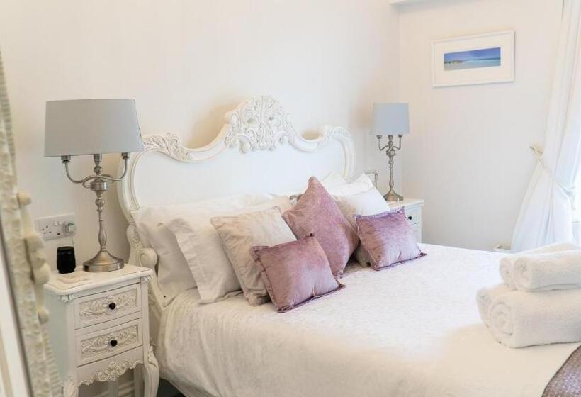 Номер Deluxe Кровать Кинг, Trefoil Guest House