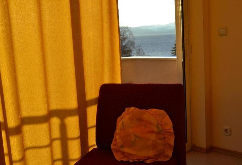 1 Bedroom Apartment Lake View, Villa D&l