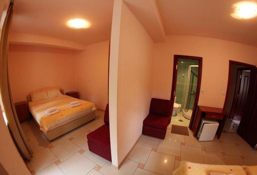 Pokój Czteroosobowy Standard z Balkonem, Villa D&l