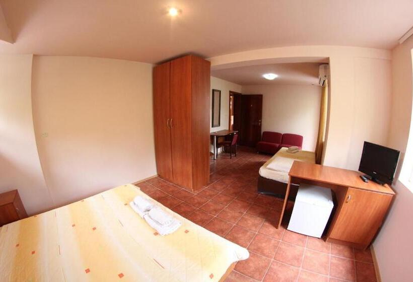 Pokój Czteroosobowy Standard z Balkonem, Villa D&l