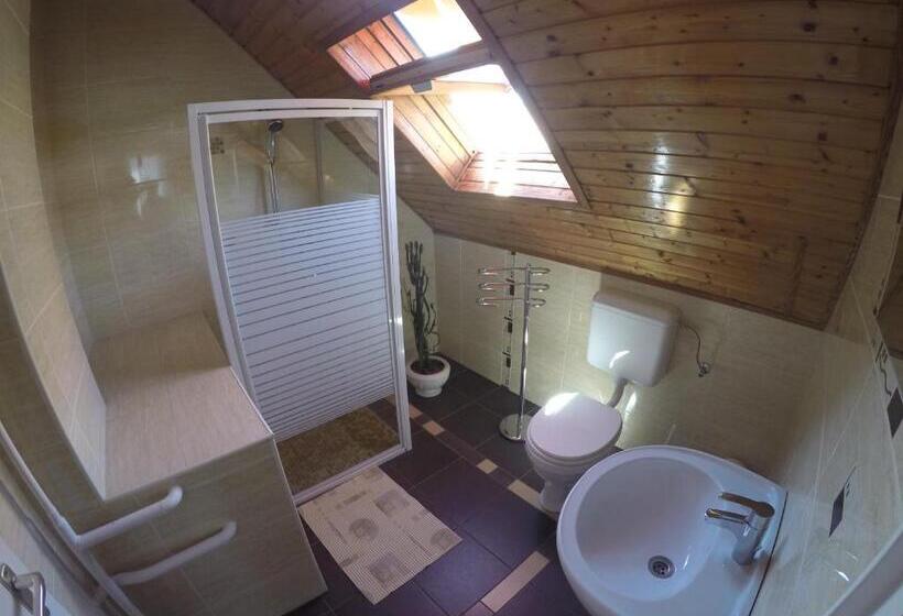 اتاق استاندارد با چشم‌انداز باغ, Cyrano Vendégház