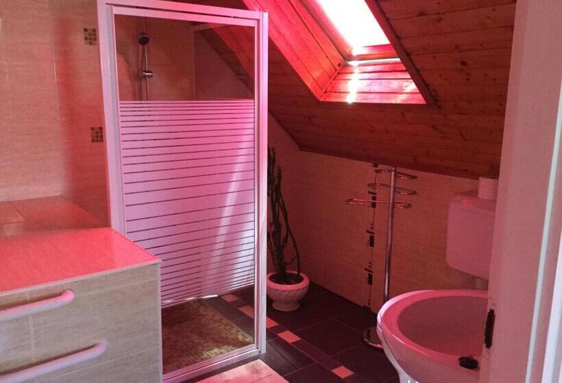 اتاق استاندارد با چشم‌انداز باغ, Cyrano Vendégház