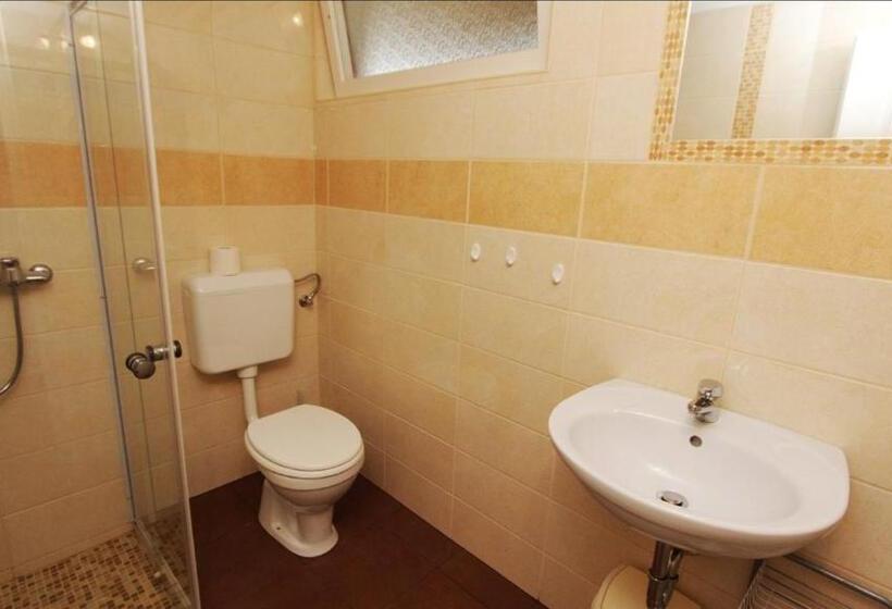 اتاق استاندارد, Cyrano Vendégház