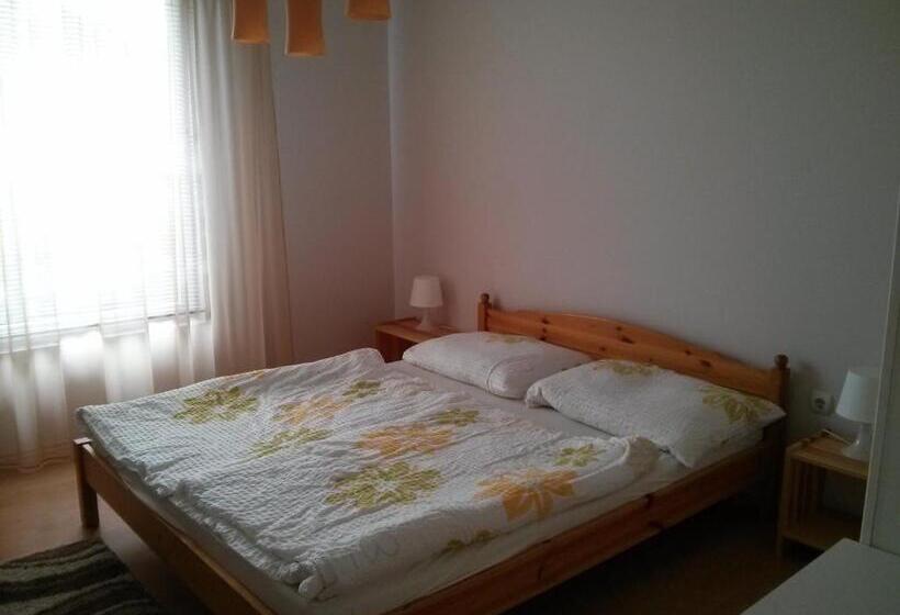 اتاق استاندارد, Cyrano Vendégház