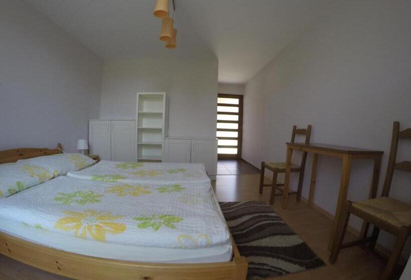 اتاق استاندارد, Cyrano Vendégház