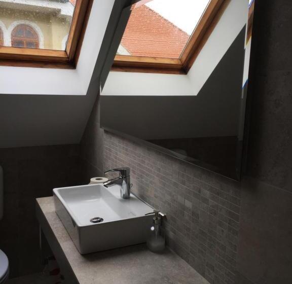 سوئیت 2 خوابه, Cyrano Vendégház