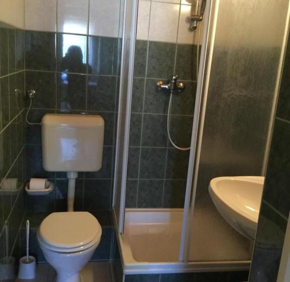 سوییت خانوادگی, Cyrano Vendégház