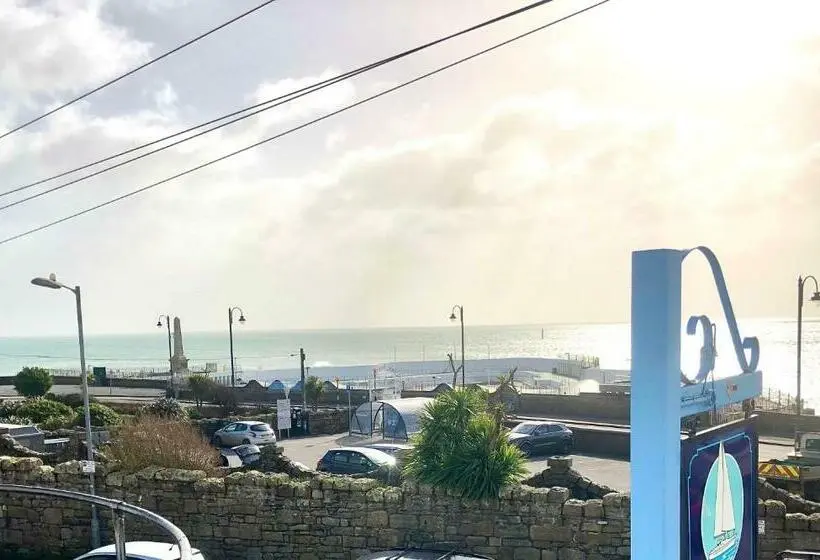 اتاق خانوادگی با چشم‌انداز دریا, The Yacht Inn