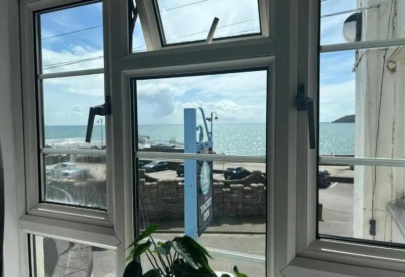 اتاق خانوادگی با چشم‌انداز دریا, The Yacht Inn
