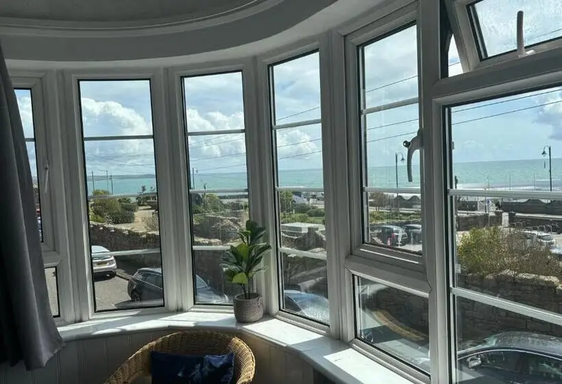 اتاق استاندارد با چشم‌انداز دریا, The Yacht Inn