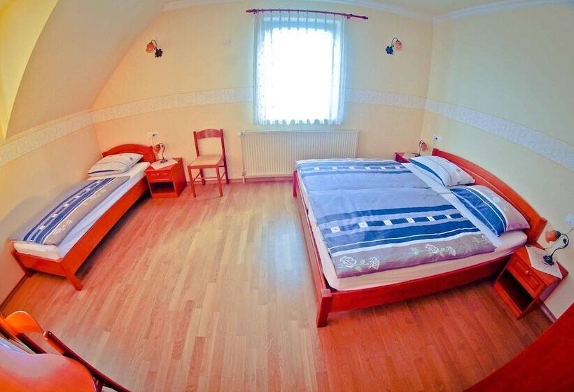 اتاق استاندارد سه نفره, Tourist Farm Tominc