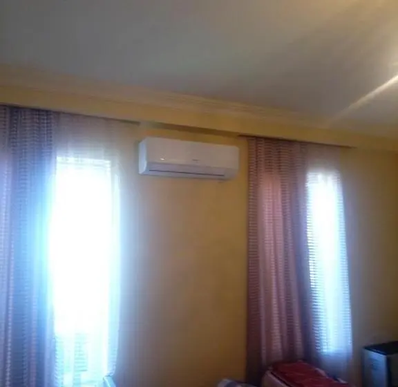 تختخواب در اتاق مشترک, Medico And Suliko Guest House