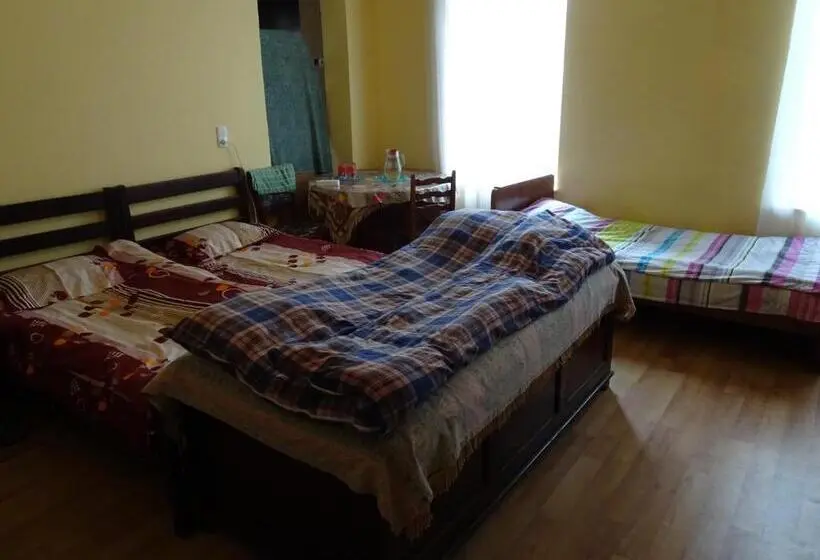 تختخواب در اتاق مشترک, Medico And Suliko Guest House