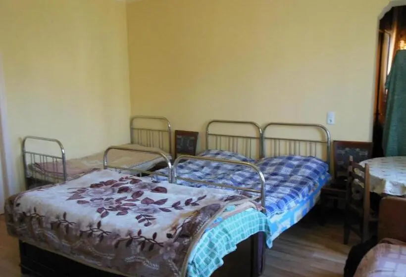تختخواب در اتاق مشترک, Medico And Suliko Guest House