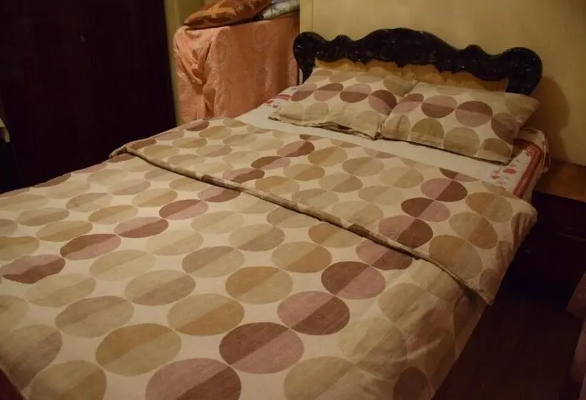 اتاق استاندارد با سرویس بهداشتی مشترک, Medico And Suliko Guest House