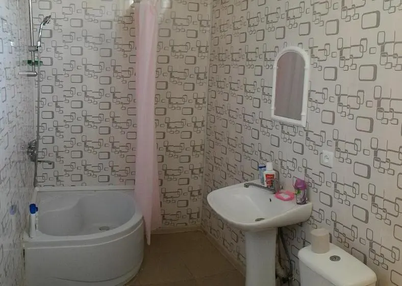 اتاق استاندارد سه تخته با بالکن, Lemon Family Guesthouse