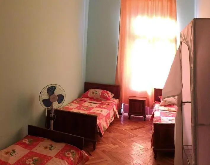 اتاق استاندارد سه تخته با بالکن, Lemon Family Guesthouse